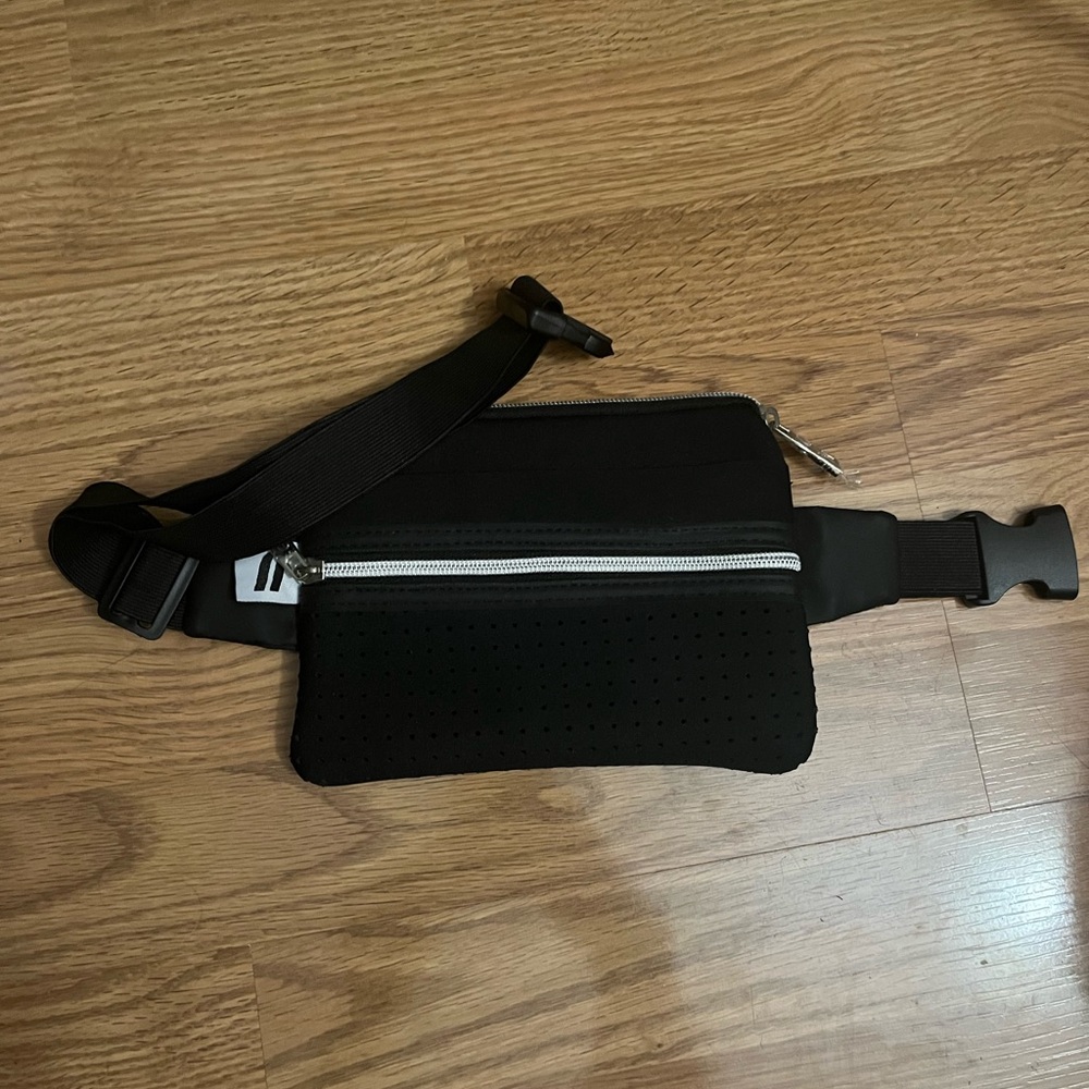 HYPR -Stylish Black Belt Bag - Picture 3 of 4